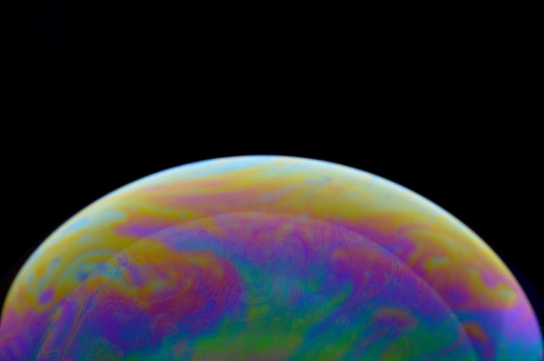 肥皂产生的彩虹色曲线，墙面艺术，油混合的颜色可作为背景，油混合的梦幻云彩图片下载