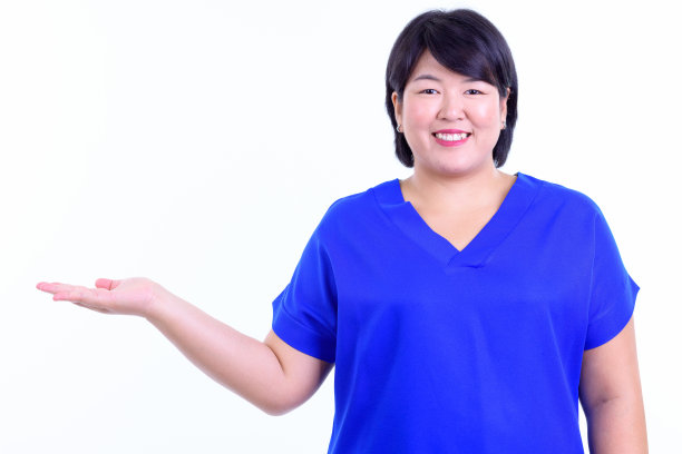 快乐的超重亚洲女商人展示某物的肖像图片下载