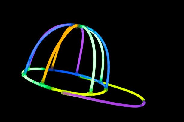 彩色发光的帽子在黑色的背景图片下载