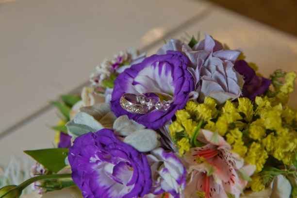 彩色微距照片，详细的花束与粉红色的玫瑰，白色的小花和假钻石在玫瑰的中心图片下载