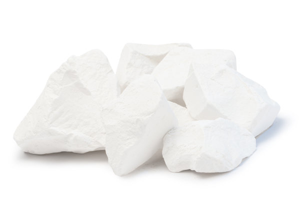 一块粉笔孤立在白色。纯软白色方解石。白色，锯，天然开采粉笔，环保产品。美味的异食癖图片下载