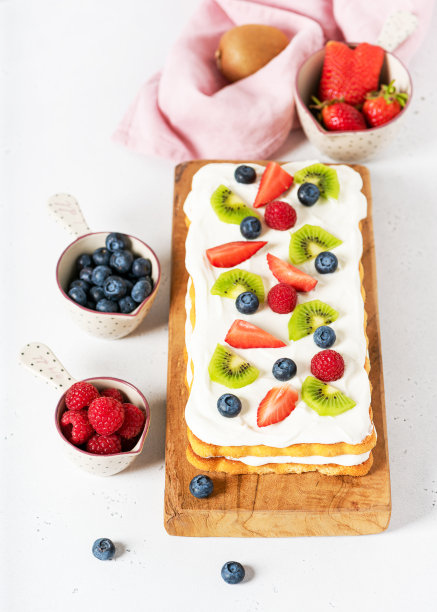草莓、猕猴桃、蓝莓、覆盆子、奶油海绵蛋糕配木切面包。图片下载