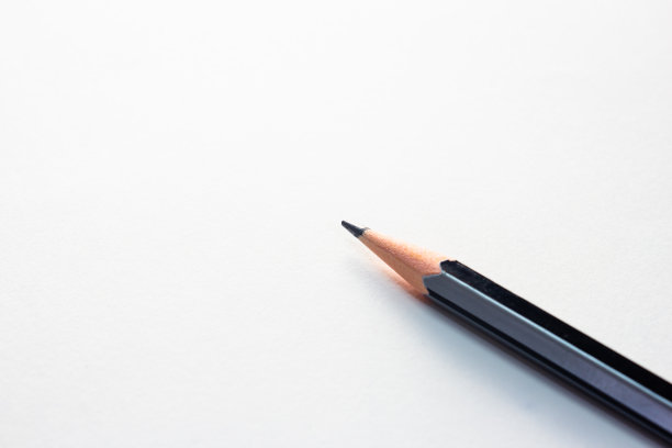 铅笔孤立在笔记本的白纸上图片下载