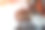 铺砖工用角磨机在瓷砖上切一个方孔。图片下载
