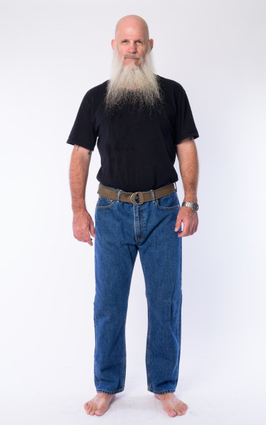 全身照片的成熟秃头男子与长灰胡子图片下载