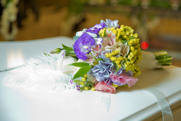 彩色微距照片，详细的花束与粉红色的玫瑰，白色的小花和假钻石在玫瑰的中心图片下载