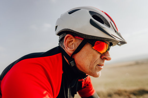 一位资深自行车手的肖像图片下载