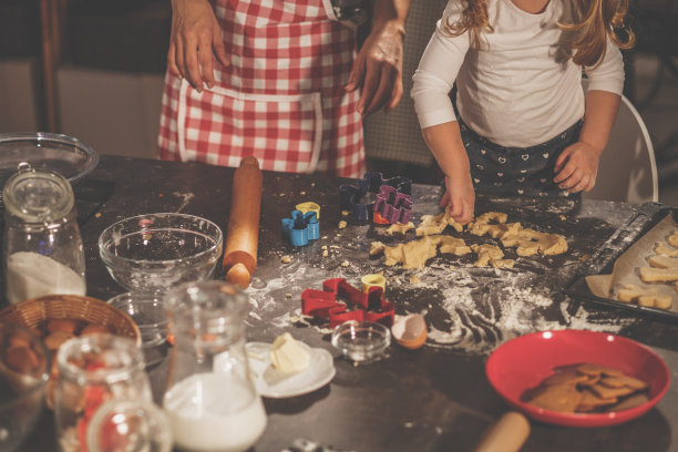 母亲和未来的大厨正在准备饼干图片下载