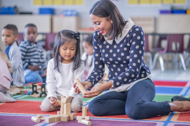 孩子和老师玩积木库存照片图片下载