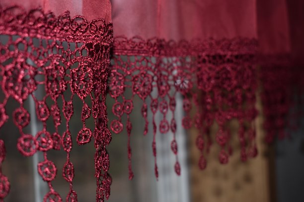 在一个透明的窗帘上钩针装饰的特写图片下载