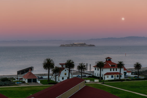 旧金山湾和恶魔岛的柔和月亮图片下载