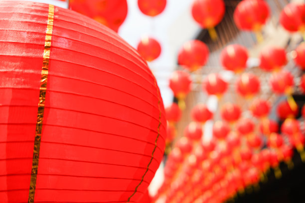 一套红色中国灯笼的圆形。总是在唐人街，装饰亚洲新年和模糊的背景。图片下载