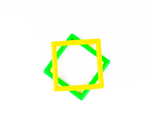 两个不同颜色的塑料方块，一个放在另一个上面，一个孤立的白色背景图片下载