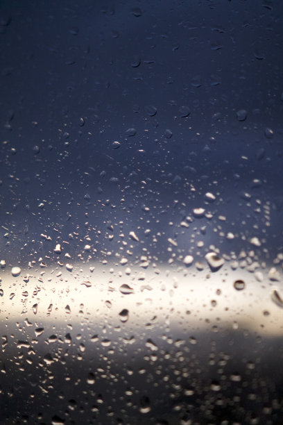 雨落在窗口图片下载