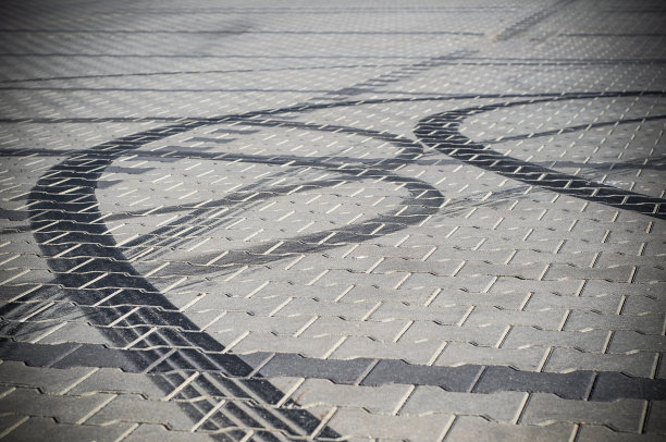 路面上漂移后留下的黑色轮胎印图片下载