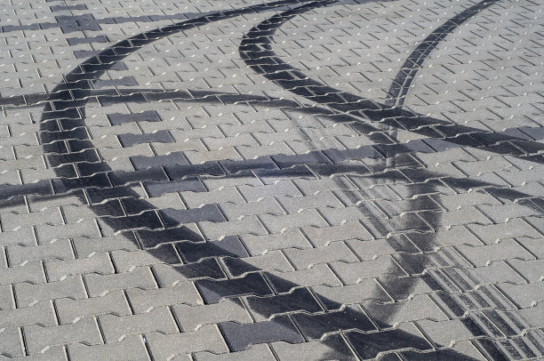 路面上漂移后留下的黑色轮胎印图片下载