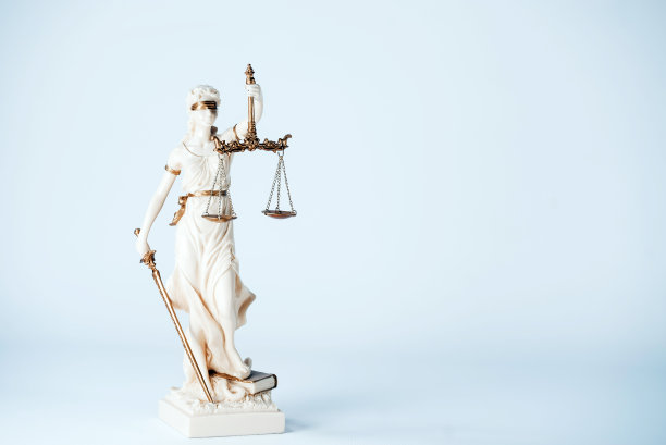 白色背景下的忒弥斯雕像，正义女神图片下载