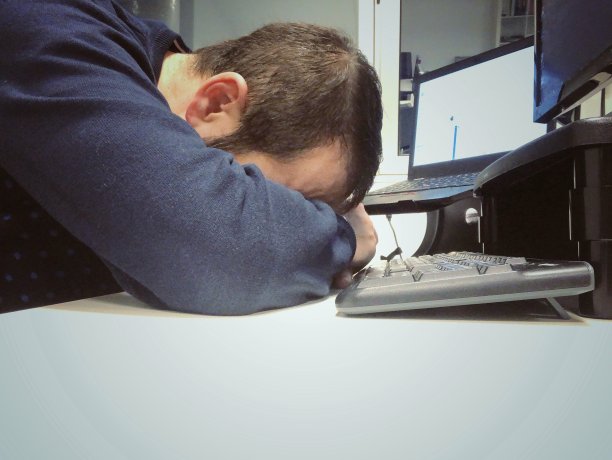 一个在工作场所睡觉的人图片下载