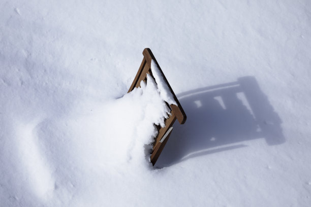 蒙特利尔的花园，椅子被雪覆盖图片下载