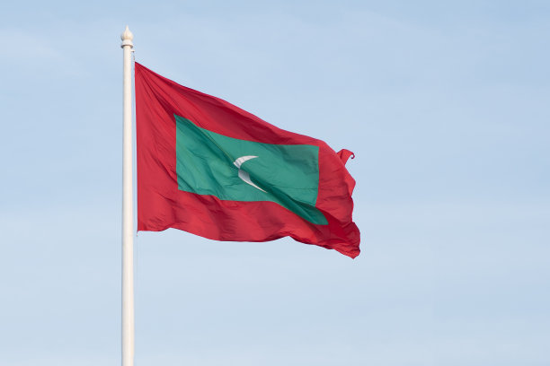 马尔代夫的国旗在蓝天上飘扬图片下载