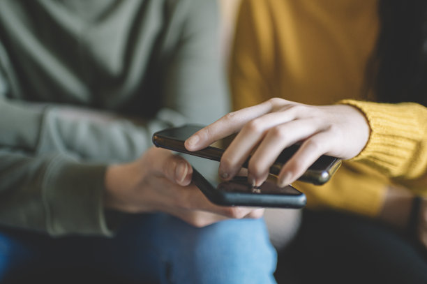 手机无线充电与朋友图片下载