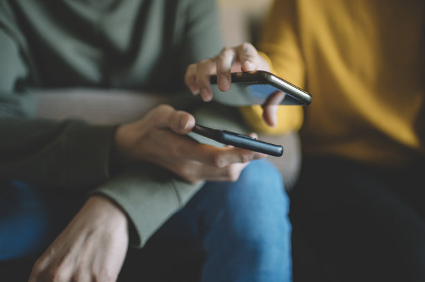 手机无线充电与朋友图片下载