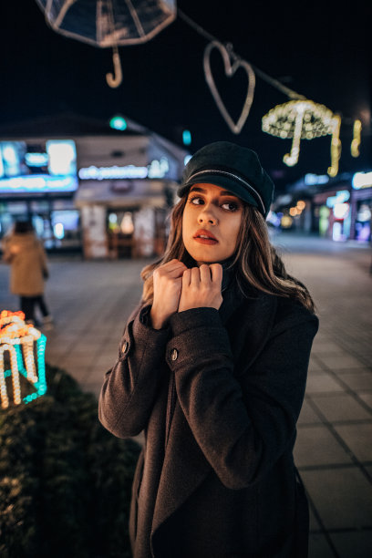 时尚的年轻女性图片下载