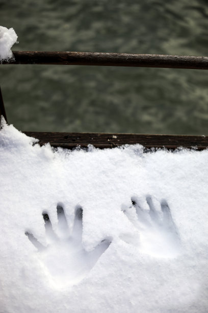 雪与手的浪漫图片下载