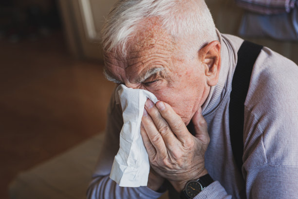 老年人过敏，用纸巾擤鼻子图片下载