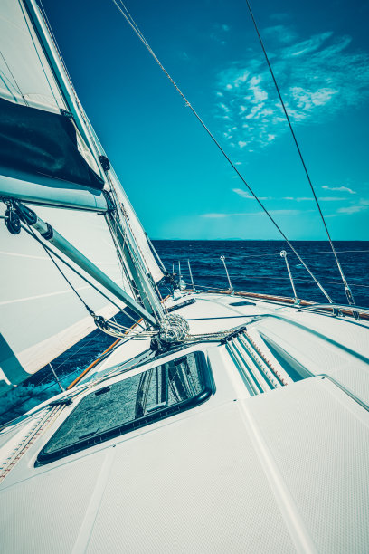 乘着帆船逆风航行图片下载