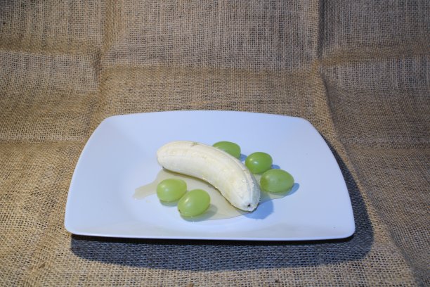 搭配香蕉、葡萄和蜂蜜的健康食品图片下载