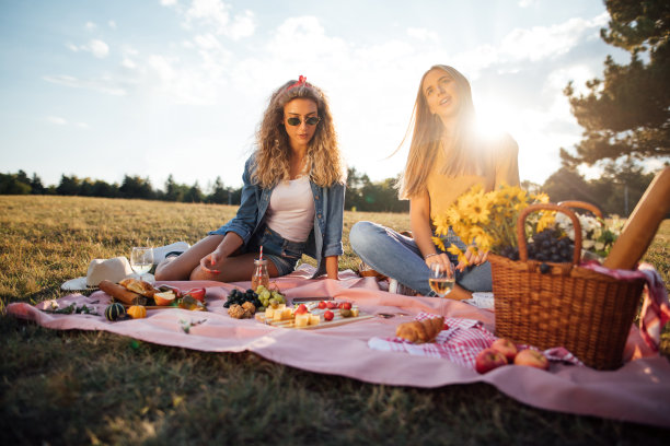 现代女性朋友在野餐的好时间图片下载