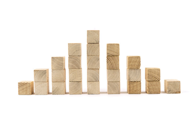 木制立方体规模孤立的白色背景图片下载