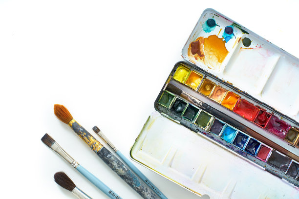 工作场所的自由艺术家俯视图上的白色背景。平铺构图与复制空间。油漆、刷子等各种设备图片下载