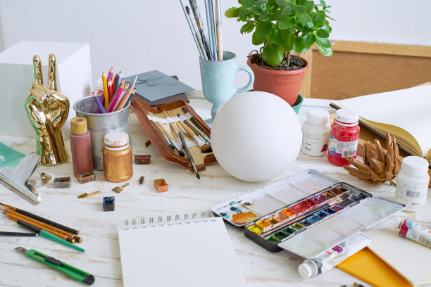 艺术家工作室的纸和器具。工作空间的设计师插画与大量的材料和设备。图片下载