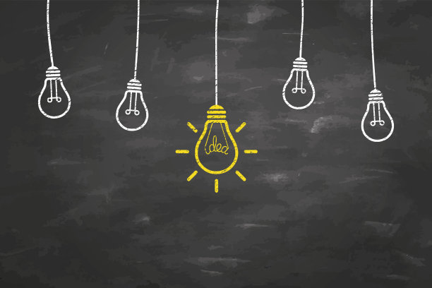 新想法概念与灯泡在黑板上的背景图片下载