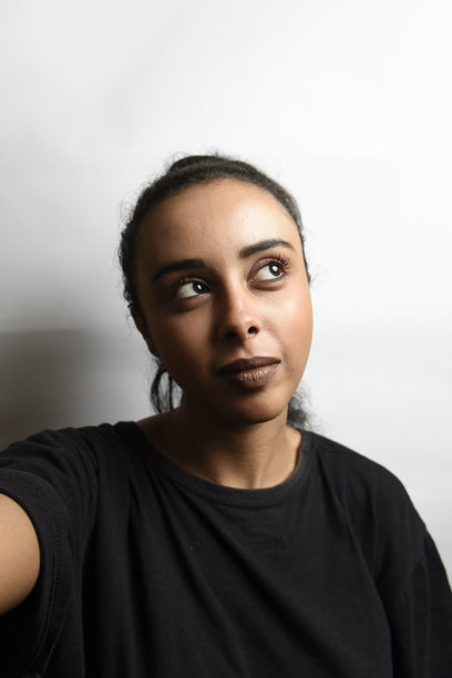 美丽的中东年轻女子与她的黑发自拍照片图片下载