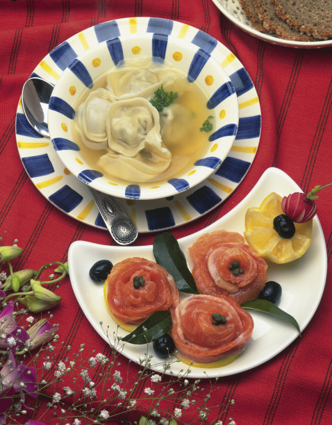 Perimeni和烟熏鲑鱼俄罗斯食品图片下载