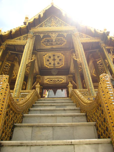泰国曼谷大皇宫的金色楼梯。图片下载