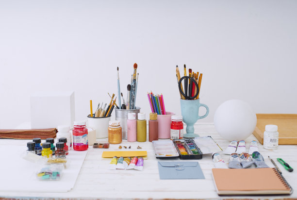 艺术家工作室的纸和器具。设计师插画的工作空间与石膏形状，铅笔，刷子和颜料瓶。自由创意概念图片下载