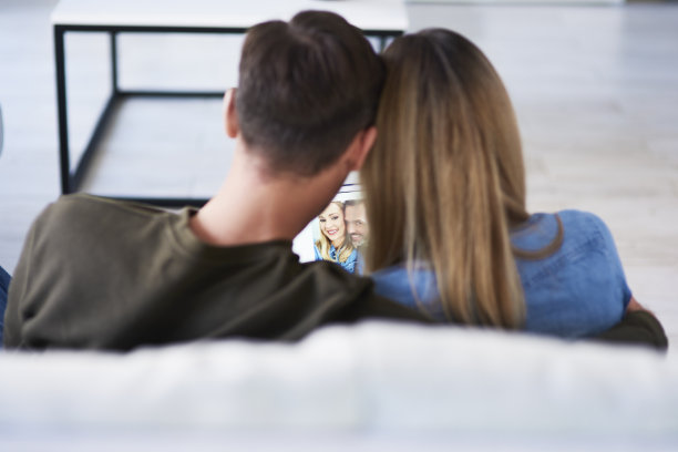 情侣在平板电脑上看照片的背影图片下载