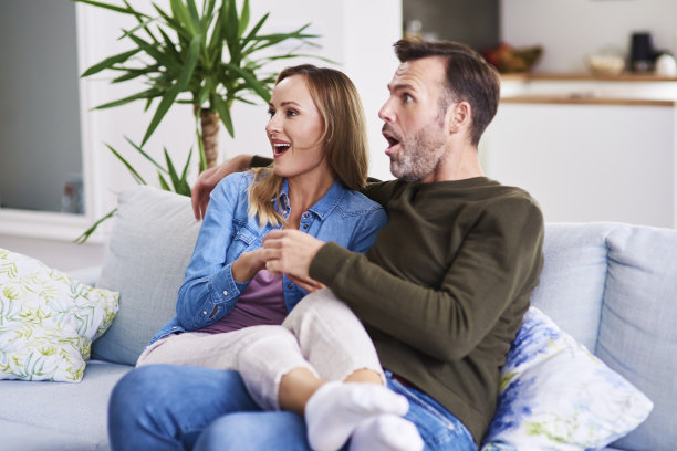 一对惊恐的夫妇在看恐怖电影图片下载