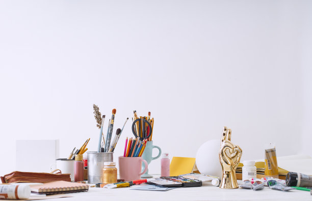 艺术家工作室的纸和器具。设计师插画的工作空间与石膏形状，铅笔，刷子和颜料瓶。自由创意概念图片下载