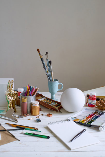 艺术家工作室的纸和器具。工作空间的设计师插画与大量的材料和设备。图片下载