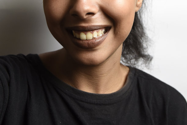 美丽的中东年轻女子与她的黑发自拍照片图片下载