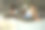 一个孩子看电视的家庭的后视图图片下载