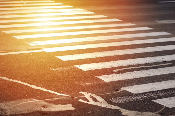 斑马人行横道。修补沥青。在宽阔的马路上过马路不太安全。图片下载