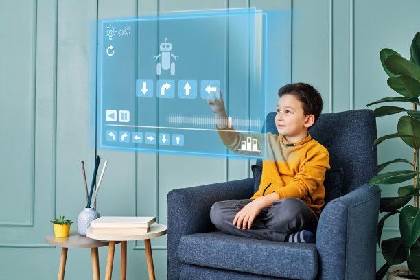 虚拟屏幕上的未来儿童编程机器人。图片下载