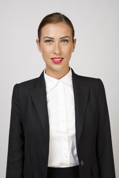 自然美肖像美丽年轻的黑发女人。商人优雅的生活方式图片下载