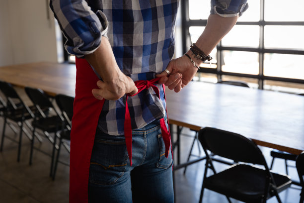 穿着围裙的白人男人图片下载